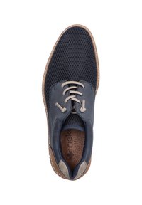 Dunkelblaue Schnürschuhe mit Obermaterial aus Netzgewebe und Lederakzenten, brauner Außensohle und hellen Schnürsenkeln; verfügen über einen gepolsterten Kragen und eine Logo-Innensohle.