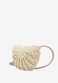 Bolso de paja trenzada en color crema con una superficie texturizada, que presenta una forma curva y una correa de cuero marrón para llevarlo.