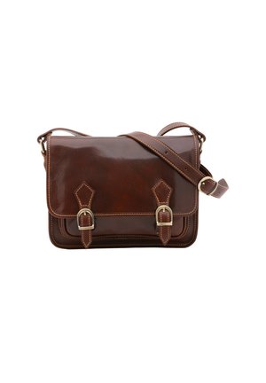 Borsa a tracolla in pelle marrone con finitura lucida, dotata di tracolla regolabile, due dettagli con fibbia e cuciture a contrasto. Forma rettangolare.