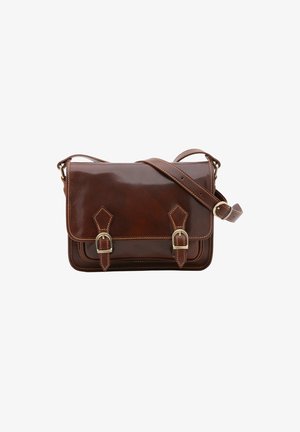 Borsa a tracolla in pelle marrone con finitura lucida, dotata di tracolla regolabile, due dettagli con fibbia e cuciture a contrasto. Forma rettangolare.