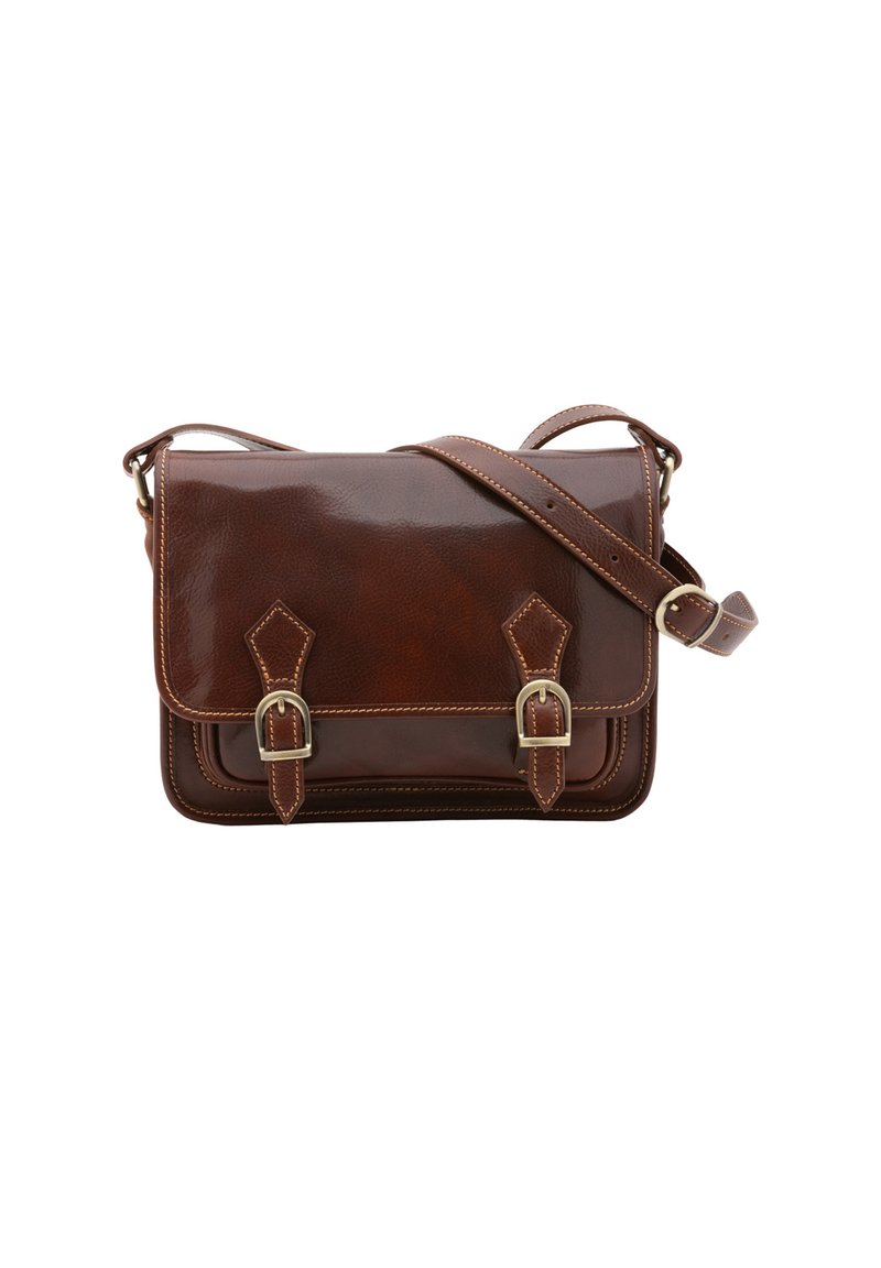 Borsa a tracolla in pelle marrone con finitura lucida, dotata di tracolla regolabile, due dettagli con fibbia e cuciture a contrasto. Forma rettangolare.