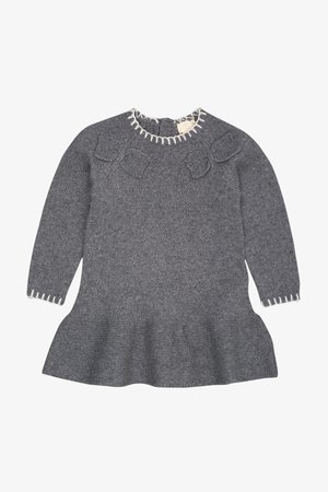 Abito grigio lavorato a maglia con maniche lunghe, orlo svasato e decorazioni a fiocco sulle spalle. Presenta un collo rotondo con cuciture bianche.