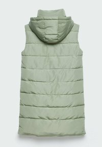 Gevoerde bodywarmer in zacht groen, voorzien van een capuchon, verticale stiksels en een middellengte ontwerp. Soepele textuur zonder zichtbare hardware.