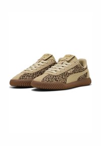 Zapatillas beige con un diseño de estampado de leopardo, parte superior de ante texturizado y suela de goma con un patrón estriado. Logotipo de PUMA en la lengüeta.
