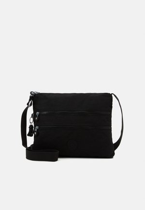 Borsa a tracolla in tessuto nero con due cerniere, una toppa con logo, tracolla regolabile e texture liscia. Presenta un design rettangolare semplice.