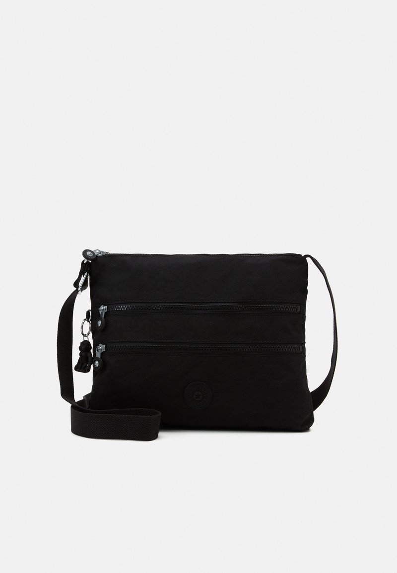 Schwarze Stoff-Crossbody-Tasche mit zwei Reißverschlüssen, einem Logo-Patch, verstellbarem Tragegurt und glatter Textur. Verfügt über ein einfaches, rechteckiges Design.
