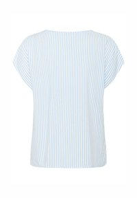 T-shirt à manches courtes en bleu clair avec des rayures verticales blanches. Présente une coupe décontractée et un col rond. Texture de tissu lisse.