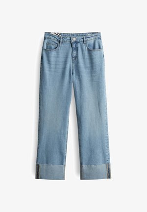 Jeans in denim azzurro chiaro con design a gamba dritta, dotati di chiusura con bottone, stile a cinque tasche e orli larghi a risvolto.