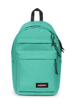 Turkooizen rugzak met voorvak met ritssluiting, zwarte ritstrekkers, zwart handvat bovenop en Eastpak-logo op het voorvak.