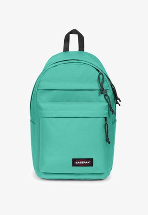 Zaino turchese con tasca frontale con cerniera, tiretti neri, maniglia superiore nera e logo Eastpak sulla tasca frontale.