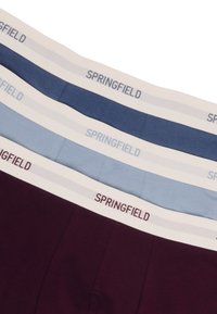 Balení čtyř párů pánského spodního prádla vyrobené z bavlny v tmavě červené, modré a světle modré barvě. Elastické pasy s nápisem "SPRINGFIELD."