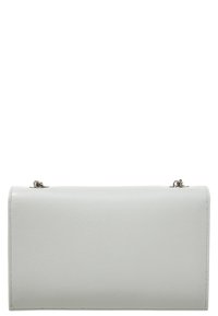 Valkoinen nahkainen käsilaukku, jossa on sileä pinta, suorakulmainen muoto ja metalliset sulkumekanismit ylhäällä. Minimalistinen muotoilu.