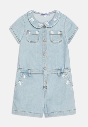 Romper in denim azzurro chiaro con maniche corte, colletto e accenti di ricamo floreale, dotato di tasche e chiusura a bottoni.