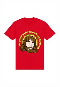 Camiseta de algodón roja con un gráfico de una figura estilizada con cabello largo y barba, rodeada de un diseño circular de texto amarillo.