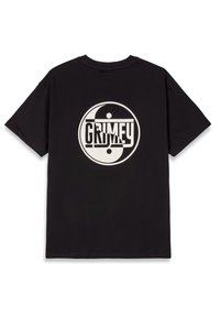 Camiseta de algodón negra con un gran logo blanco de yin-yang en el que se incorpora la palabra "GRIMEY", exhibido prominentemente en la parte posterior.