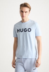 HUGO DULIVIO - Nyomott mintás póló - pastel blue