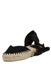 Espadrille de ante negro con puntera puntiaguda, suela de yute trenzado y lazos de tela negra en el tobillo. Presenta costuras en contraste a lo largo del borde.