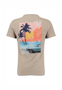 Camiseta beige con una colorida escena de playa, palmeras, puesta de sol, coche vintage y texto con temática de la Costa Oeste en la parte posterior.