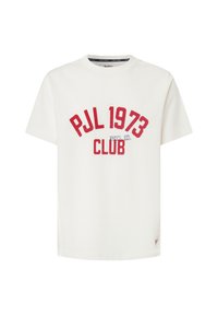 Vit bomullströja med röd välvd text "PJL 1973 CLUB" och "PHYS. ED." i mindre stil, korta ärmar och klassisk rund halsringning.