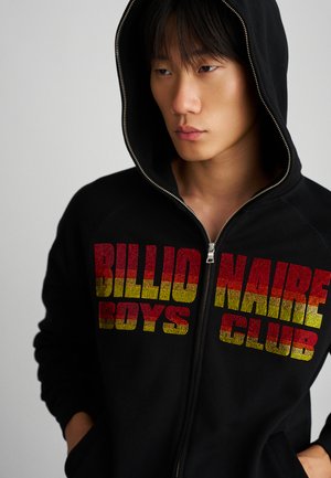 Sweatshirt com fecho zíper preto e capucho. Apresenta um ousado texto multicolorido "BILLIONAIRE BOYS CLUB" em vermelho e amarelo. Tecido suave, corte descontraído.