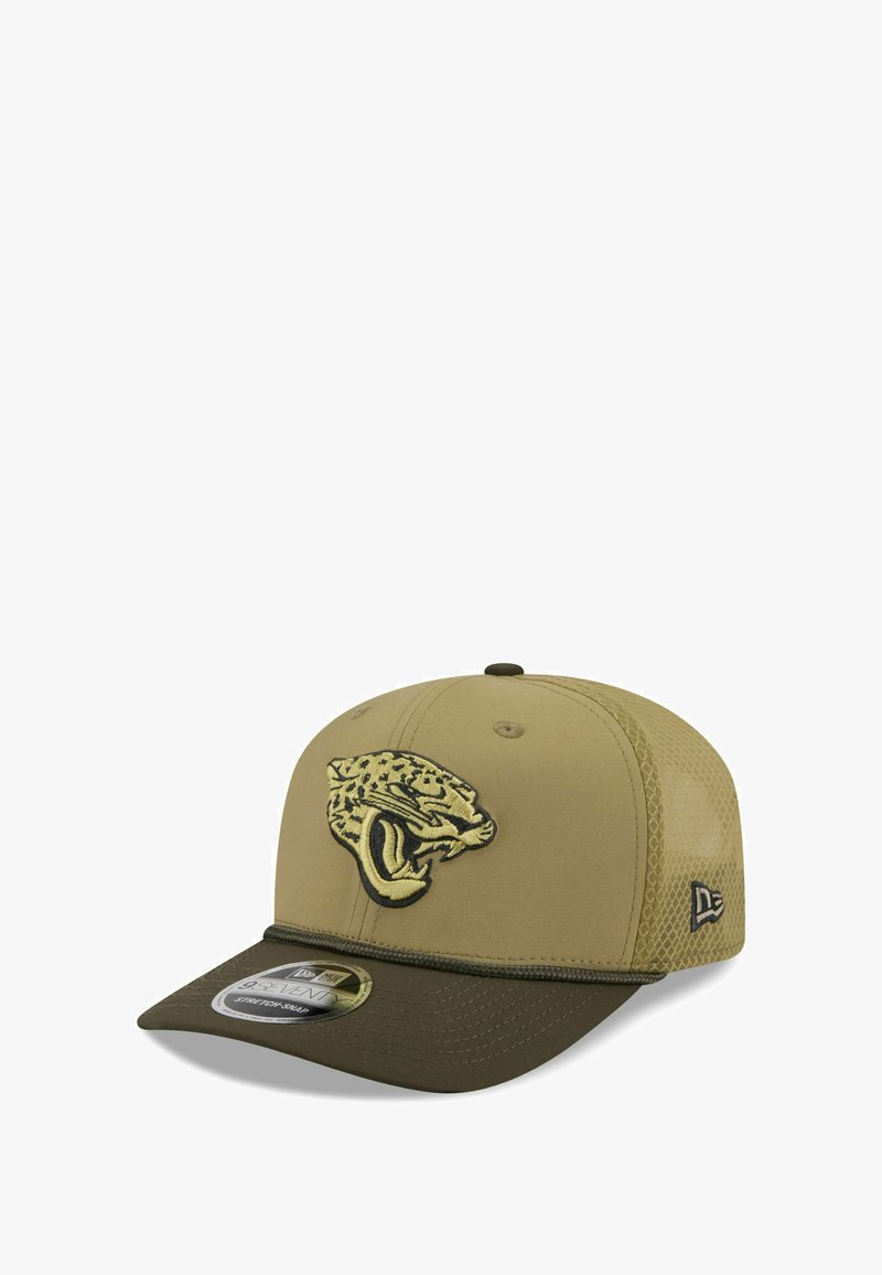Khakifarbenes Cap mit einem dunkelgrünen Schirm und Netzseitenpaneelen. Auf der Vorderseite befindet sich ein gesticktes Jaguar-Logo in Gelb und Schwarz.