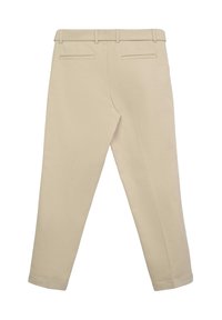 Pantaloni beige a gamba dritta con passanti per cintura e due tasche posteriori a filetto, mostrati distesi su uno sfondo bianco.