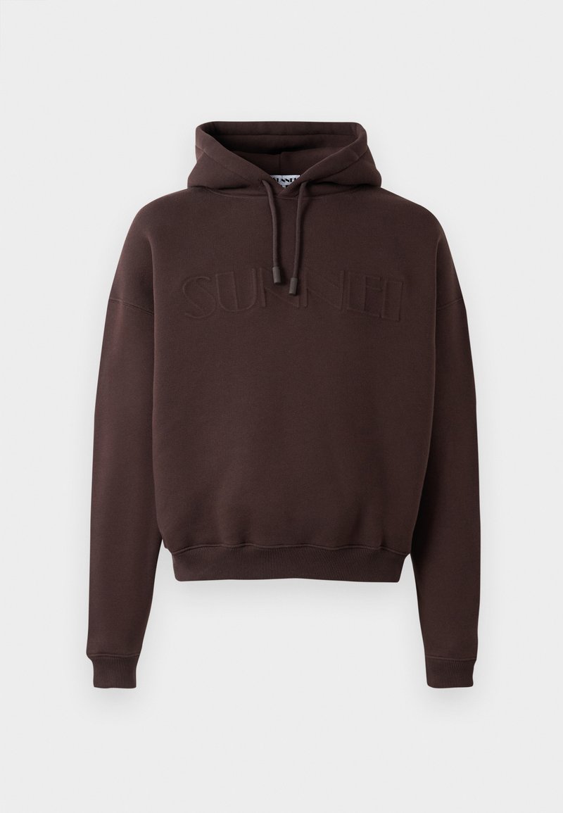 Felpa marrone con tasca a canguro, cordini e logo "SUNNEI" in rilievo. Realizzata in tessuto morbido con polsini e orlo a coste.