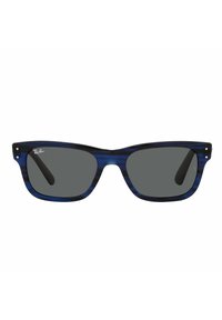 Occhiali da sole in acetato a strisce blu con lenti scure, forma rettangolare e accenti in metallo sulle cerniere. Logo Ray-Ban sulla montatura.