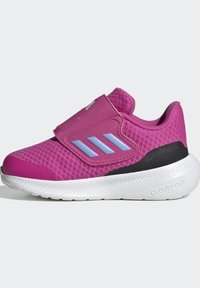 Zapatillas deportivas rosas con parte superior de malla, acentos morados y una correa de gancho y bucle. Cuenta con una suela intermedia Cloudfoam blanca y una suela texturizada.
