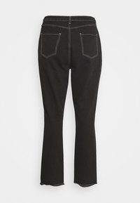Calças de ganga pretas com flare, apresentando uma cintura alta, bolsos traseiros, costura branca contrastante e detalhes de bainha desfiada.