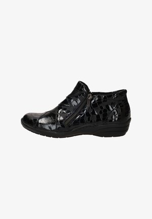 Bottines en cuir verni noir avec un motif crocodile texturé, dotées d'une fermeture éclair latérale, d'un bout rond et d'un petit talon solide.