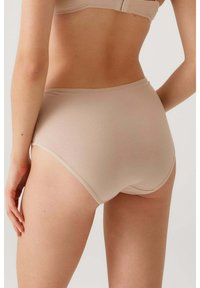 Beige hoge taille slipjes gemaakt van zachte, rekbare stof, met een gladde afwerking en een elastische tailleband voor comfort.