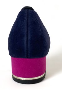 Chaussure à talons hauts avec une tige en daim bleu marine, une semelle et un talon rose, une bande d'accent en argent à la base et un design de dos arrondi.