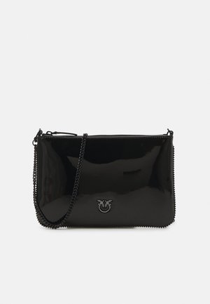 Clutch bag in vernice nera con finitura lucida, chiusura con zip e una catena decorativa come tracolla. Presenta un piccolo logo sulla parte frontale.