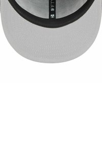 Graue Kappe mit flachem Schirm, die eine strukturierte Stoffoberfläche und ein schwarzes Innenfutter aufweist. Der Riemen ist deutlich sichtbar und zeigt nähtechnische Details.