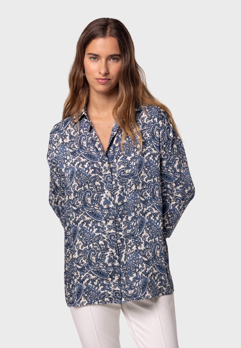 Camicia button-up a righe paisley blu e crema con colletto e maniche lunghe, realizzata in tessuto leggero e caratterizzata da una vestibilità rilassata.