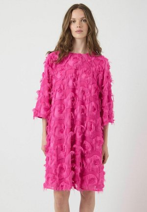 Abito rosa con dettagli in frangia testurizzati, vestibilità ampia e maniche a lunghezza gomito. Tessuto morbido e leggero in un colore vivace.