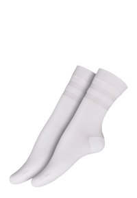 Calze bianche a coste con un corpo solido e due strisce orizzontali vicino al polsino, realizzate in un materiale leggero e traspirante.