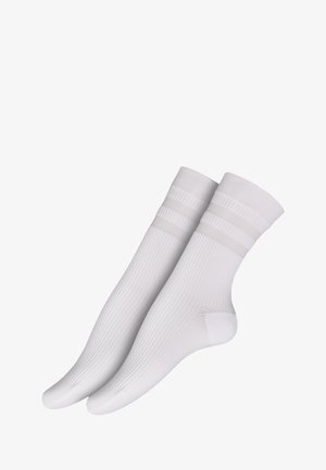 Witte geribde sokken met een solide lichaam en twee horizontale strepen nabij de boord, gemaakt van een lichtgewicht, ademend materiaal.
