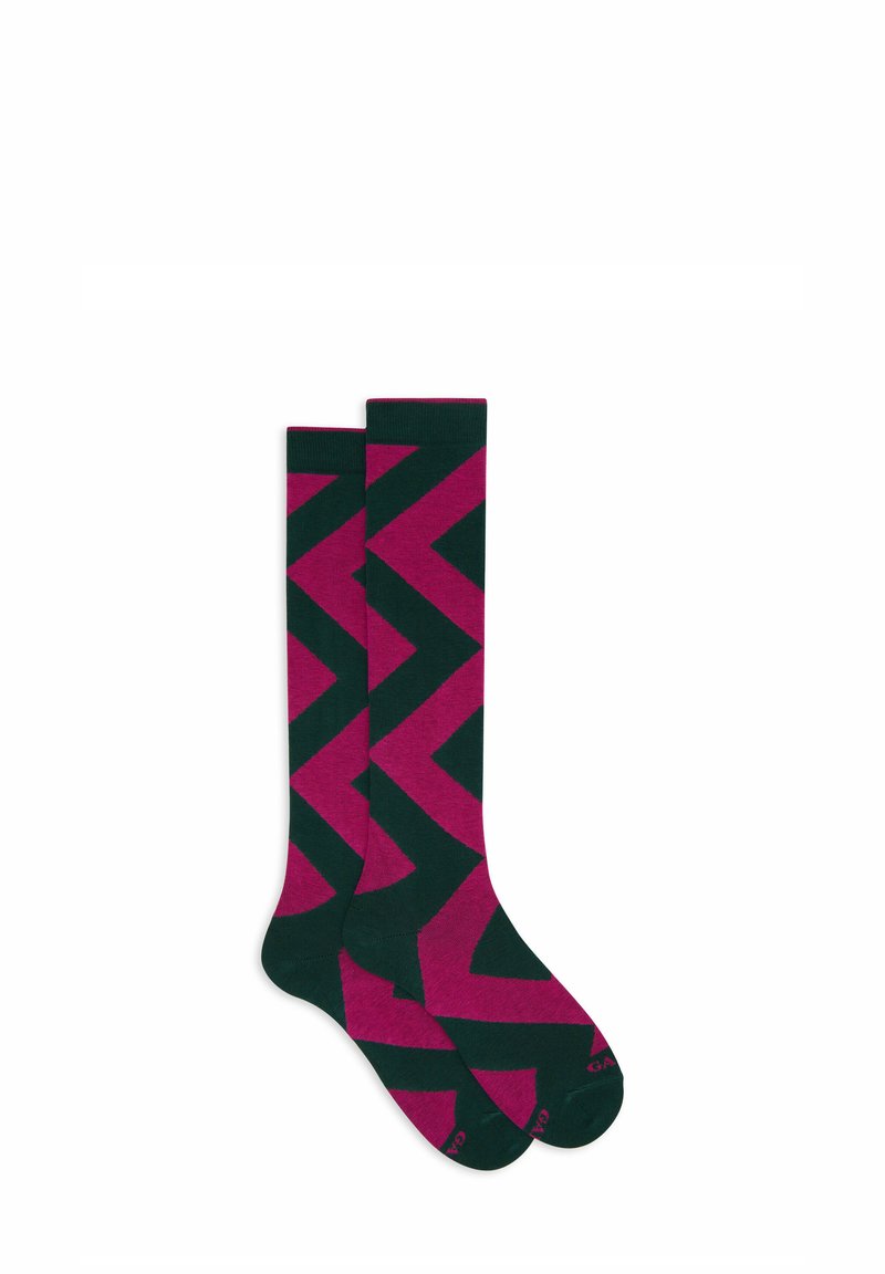 Calze fino al ginocchio con un motivo geometrico a zigzag in verde scuro e magenta. Realizzate in tessuto morbido con una superficie liscia.