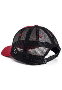 Cappellino rosso e nero con frontale strutturato, retro in rete, visiera piatta e chiusura regolabile a scatto. Presenta una toppa con logo sul lato.