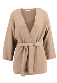 Beige stickad cardigan med djup V-ringning, vida ärmar och ett tygbälte i midjan. Strukturerat material med en avslappnad passform.