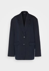 Blazer a righe navy realizzato in tessuto testurizzato, con revers a lancia, due bottoni, due tasche frontali e una tasca sul petto.