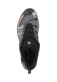 Scarpa da corsa con una tomaia nera e grigia, caratterizzata da una finitura in mesh testurizzato, accentuazioni riflettenti e un design con lacci sicuri.
