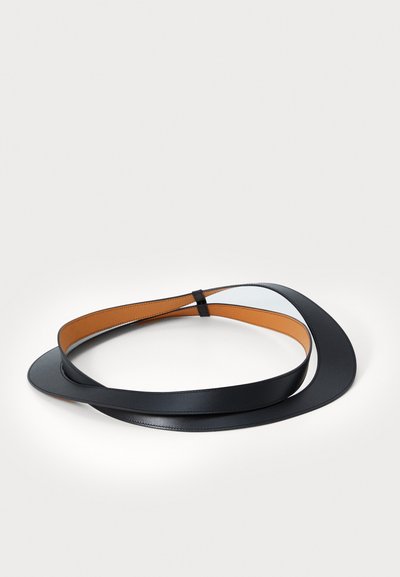 Melnā ādas josta ar kontrastējošu brūnu iekšpusi, kas izceļas ar gludu tekstūru, elegantu dizainu un minimālistisku estētiku.