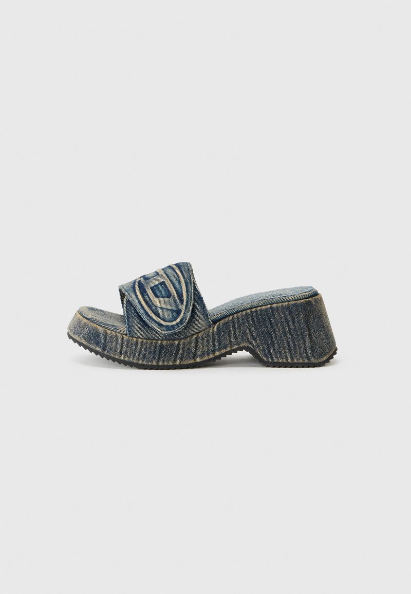 Sandal com slide em denim, com uma larga alça que apresenta acentos em espiral, superfície texturizada e um salto grosso, ligeiramente curvado.
