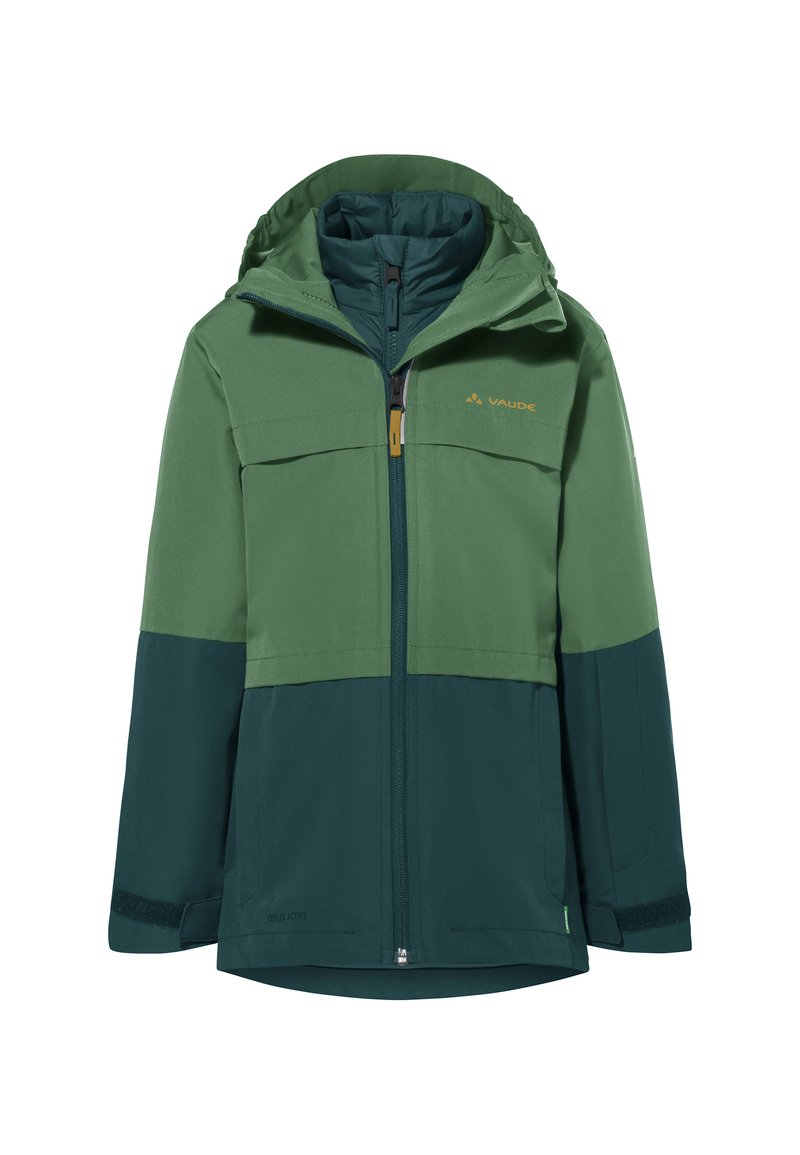 Veste verte au design bicolore, avec une capuche, une fermeture éclair et des poignets ajustables. Fabriquée en matière résistant à l'eau avec des poches à l'avant.