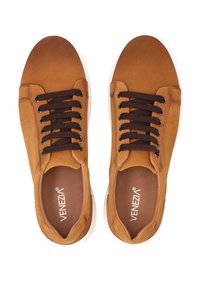 Braune Wildleder-Sneaker mit weißen Gummisohlen, runder Spitze, braunen Schnürsenkeln und Logo auf der Innensohle. Verfügt über perforierte Seitenpaneele.