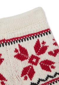 Puño de guante blanco cálido de punto con patrones florales rojos y negros. Hecho de hilo suave con una superficie texturada y acogedora.