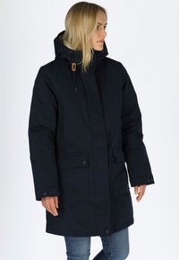 Parka blu navy con cappuccio, bottoni a pressione sul davanti, due grandi tasche e coulisse regolabile al collo. Tessuto liscio.